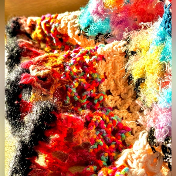 MAXIMALIST CROCHETED CAPE WITH TASSELS - Picture 7 of 13